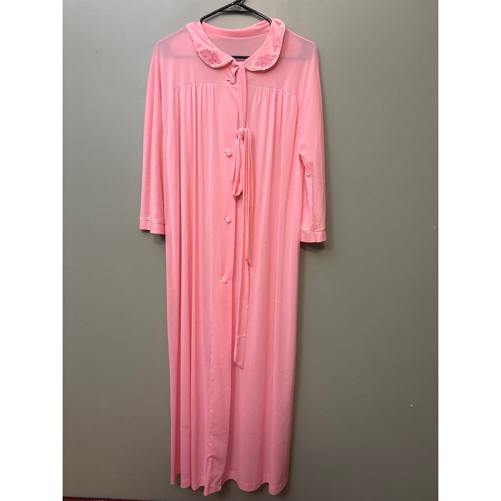 vintage 1960s pink button-front robe Embroidered Peter Pan collar, satin trim